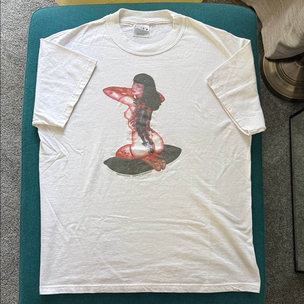 Vintage Yujean White Tee with Artistic Graphic